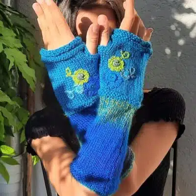 Mitaines femme laine et fleurs crochet camaïeu de bleu et vert fluo