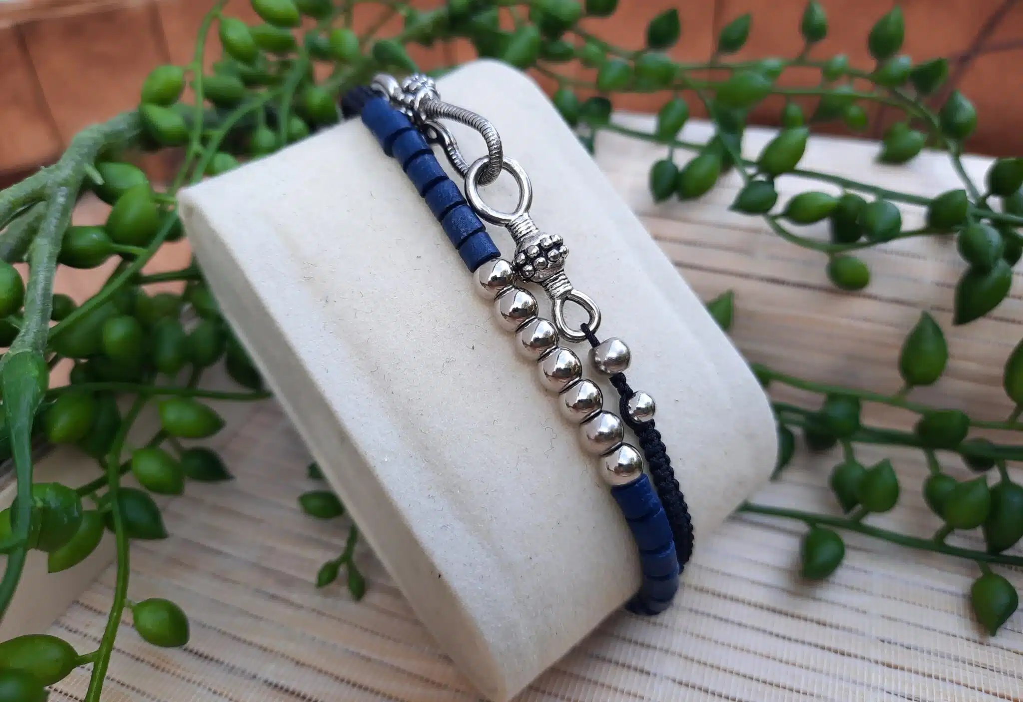 Bracelet unisexe, double tour, ajustable, perles acier et perles bois bleu marine – Image 2