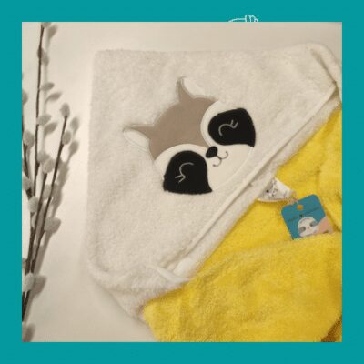 cape-de-bain-bebe-couleur-jaune-brodee-capuche-mignon-raccoon