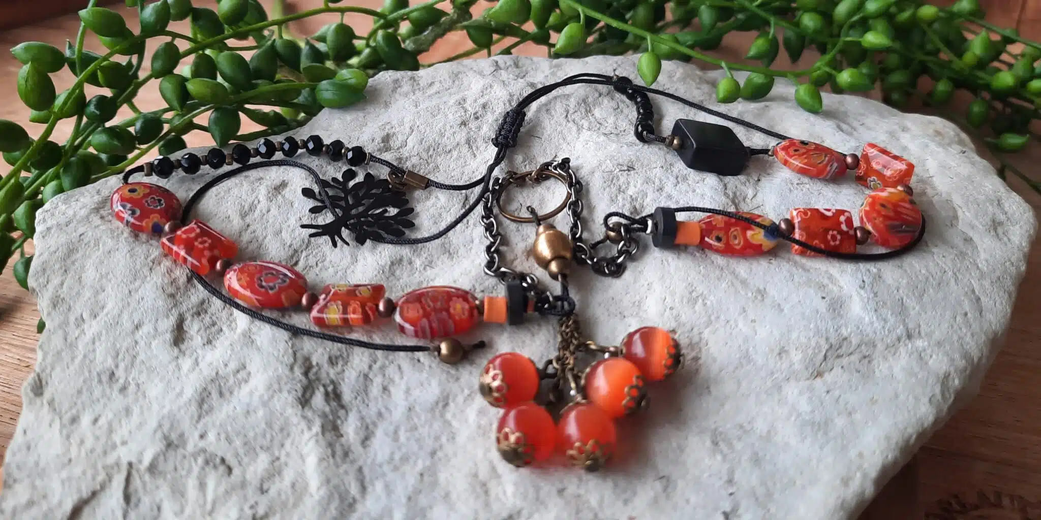 Sautoir chic et moderne, ajustable, perles millefiori oranges, perle carrée Onyx noir et son arbre de vie