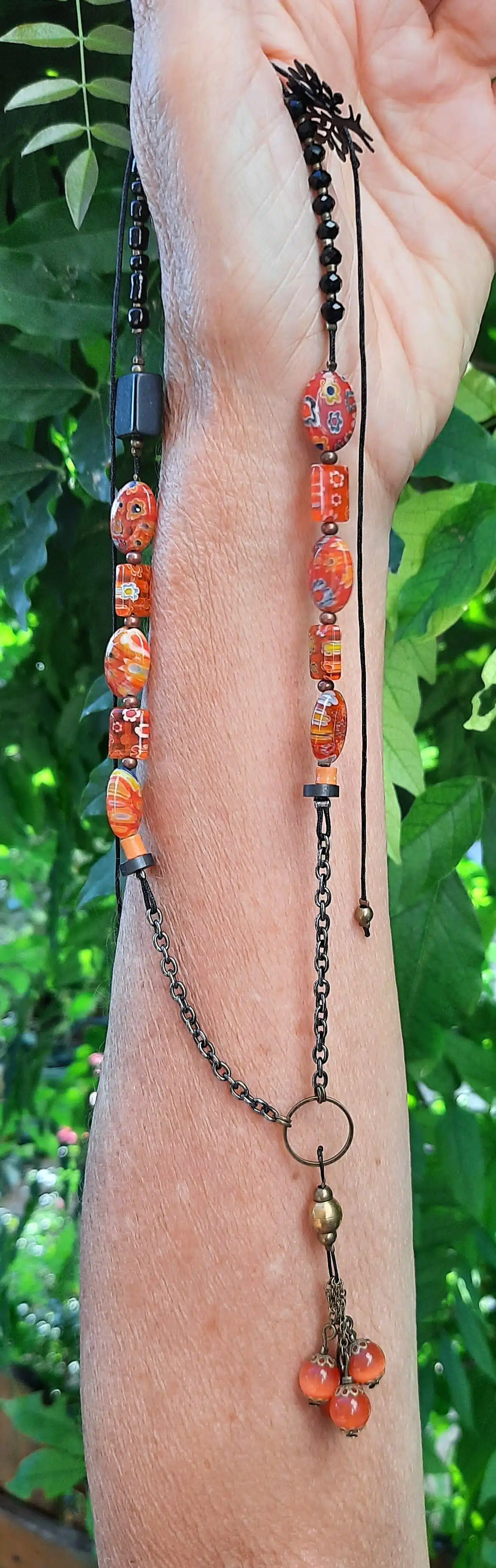 Sautoir chic et moderne, ajustable, perles millefiori oranges, perle carrée Onyx noir et son arbre de vie – Image 2