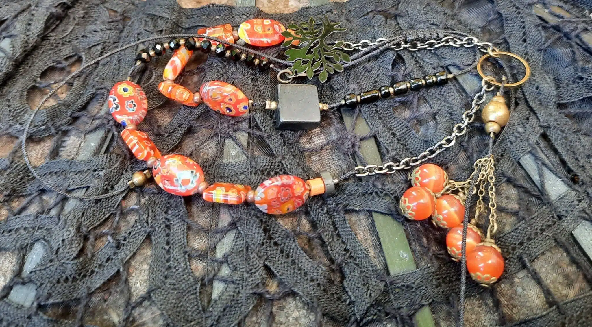 Sautoir chic et moderne, ajustable, perles millefiori oranges, perle carrée Onyx noir et son arbre de vie – Image 3