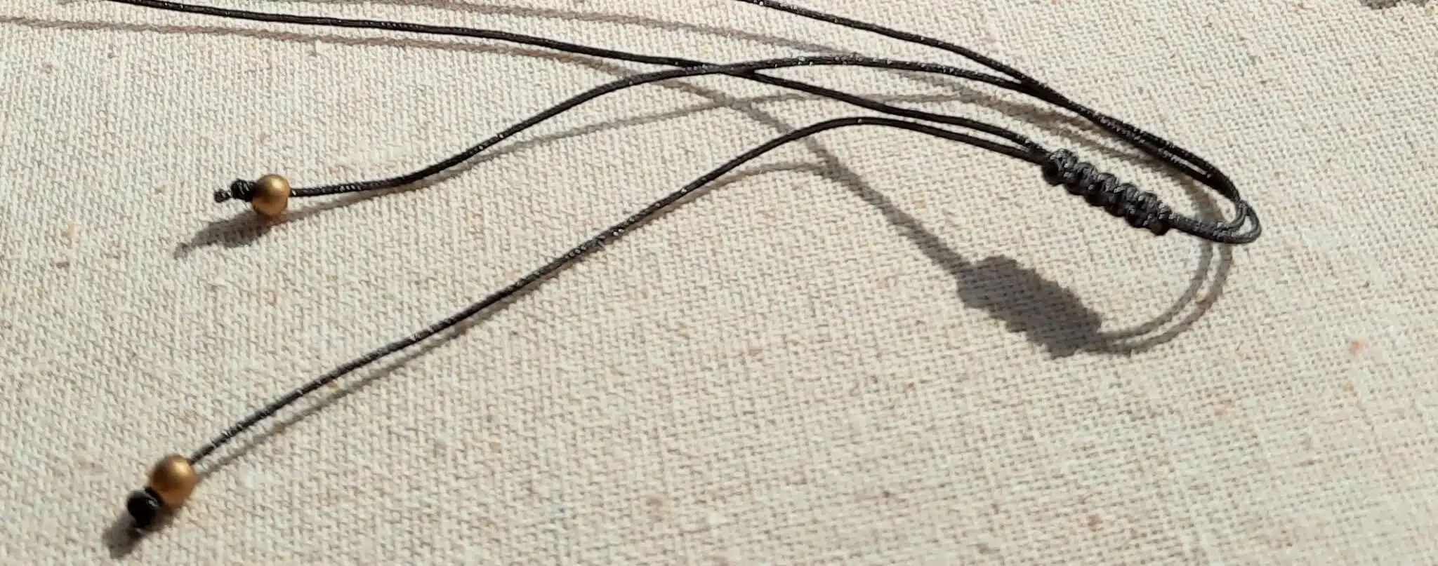 Sautoir chic et moderne, ajustable, perles millefiori oranges, perle carrée Onyx noir et son arbre de vie – Image 4