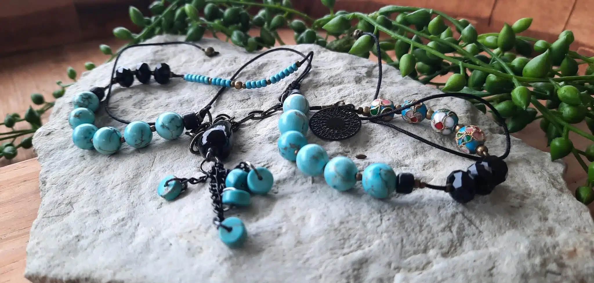 Sautoir chic et moderne, ajustable, perles rondes turquoises, perles de verre noires à facettes, estampe ronde noir