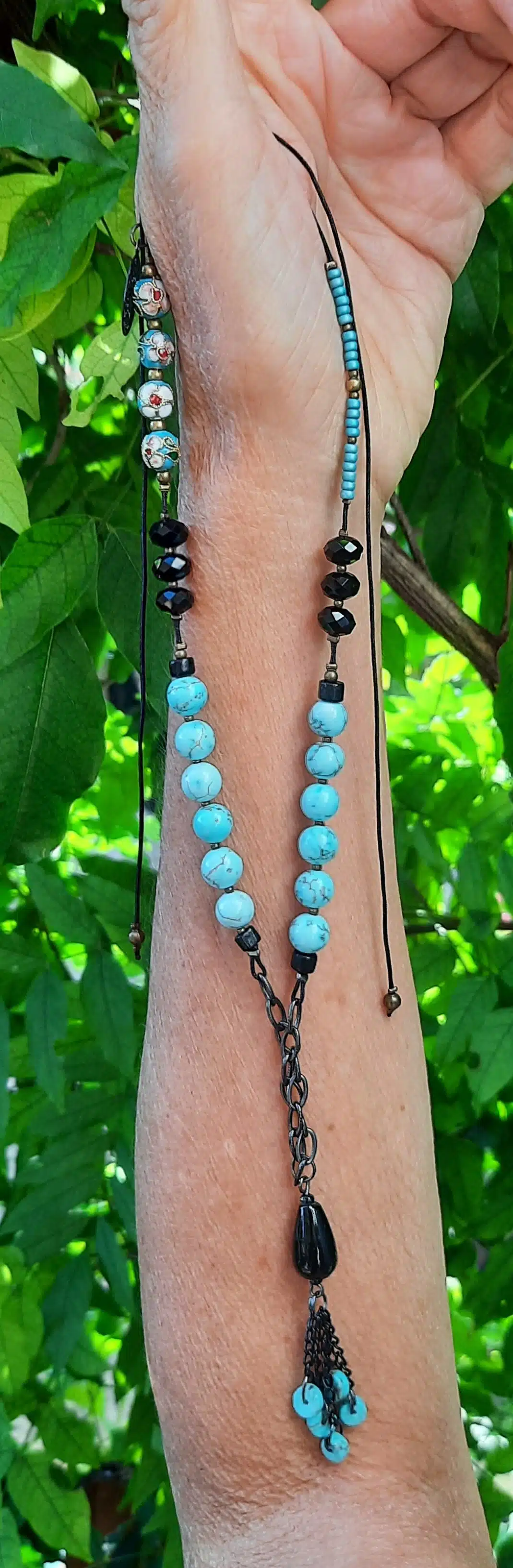 Sautoir chic et moderne, ajustable, perles rondes turquoises, perles de verre noires à facettes, estampe ronde noir – Image 2