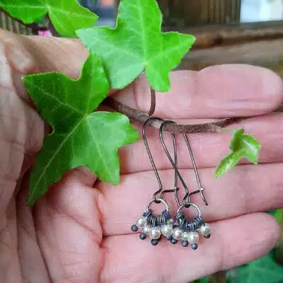 Boucles d'oreilles fantaisies longues, délicates et discrètes, anneaux de perles rondes nacrées blanches