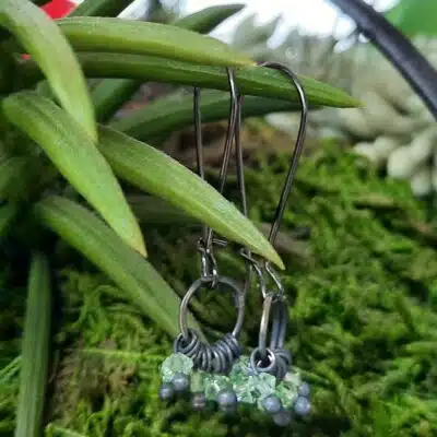 Boucles d'oreilles fantaisies longues, délicates et discrètes, anneaux de perles de verre toupies "vert eau"