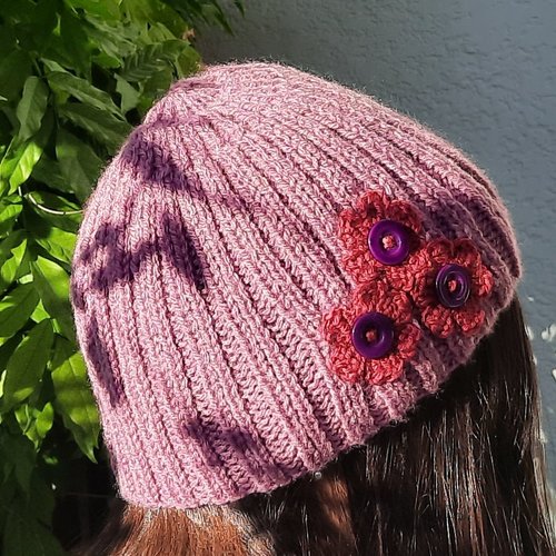 Bonnet femme tricoté main, fleurs au crochet, couleur vieux rose -  Fait2mains