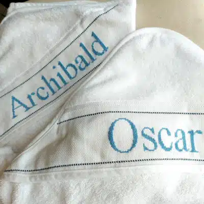 Cape de bain brodée main