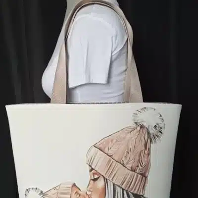 Sac cabas maman embrasse son bébé