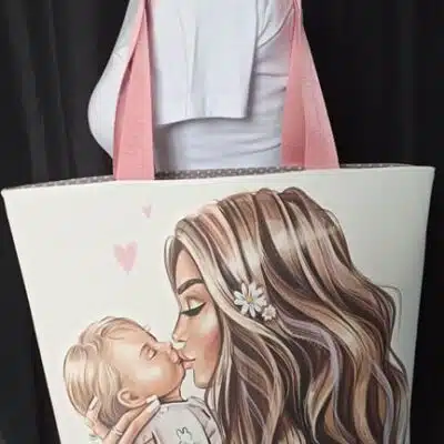 sac cabas maman embrasse son bébé