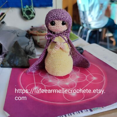 Sainte en prière en figurine