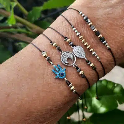 Bracelets élégants et raffinés, montés sur fil de nylon tressé, perles acier inoxydable argent, perles plaqué or, perles hématite, goutte, croissant de lune et main de Fatma zirconium