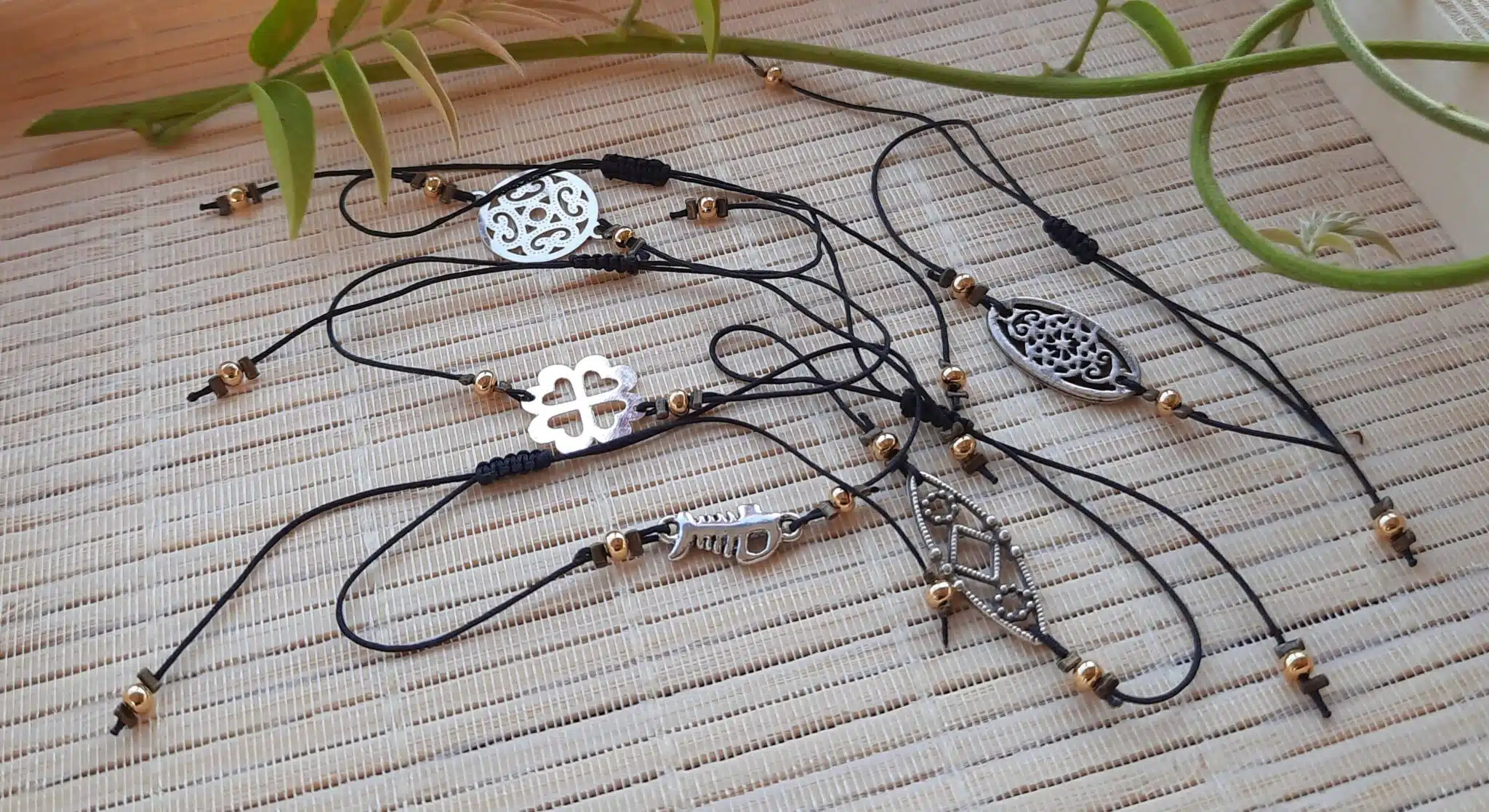 Bracelets fins, ajustables, montés sur fil de nylon tressé, perles plaqué or, estampes filigranes en acier inoxydable, trèfle à quatre feuilles, arêtes de poisson – Image 2