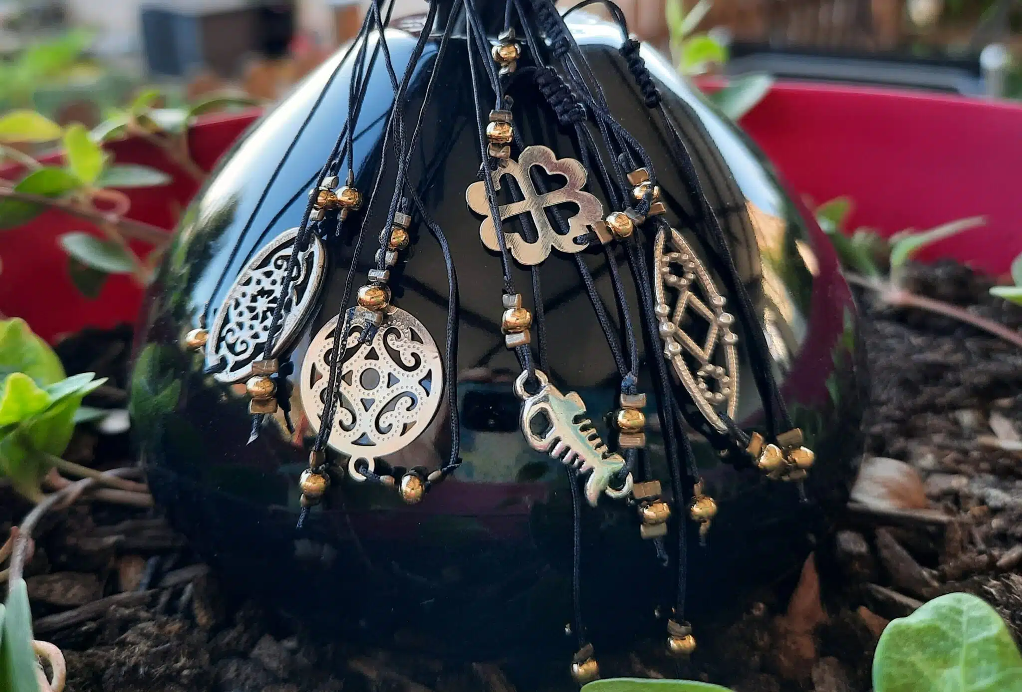 Bracelets fins, ajustables, montés sur fil de nylon tressé, perles plaqué or, estampes filigranes en acier inoxydable, trèfle à quatre feuilles, arêtes de poisson