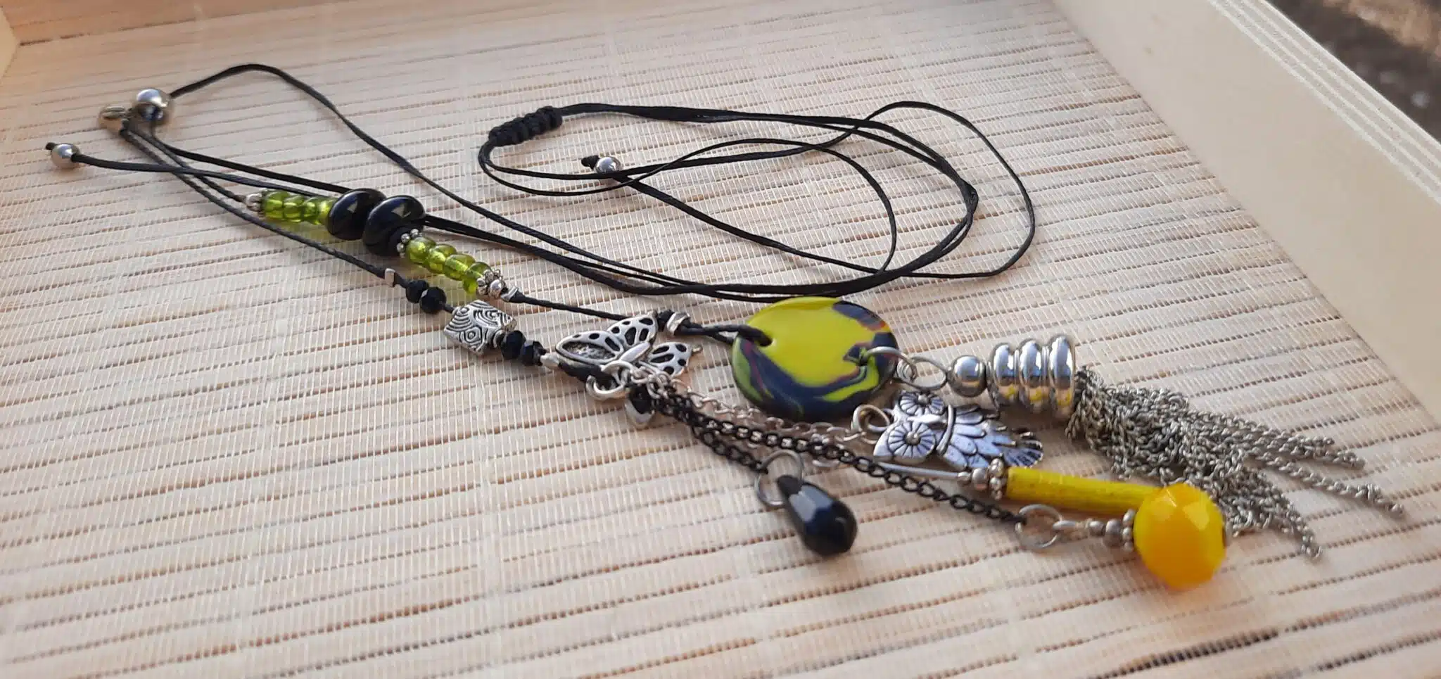 Sautoir pendentif, ajustable, fil de nylon tressé, perle pâte polymère, pompon métal rhodium, breloques de perles fantaisies jaunes – Image 4