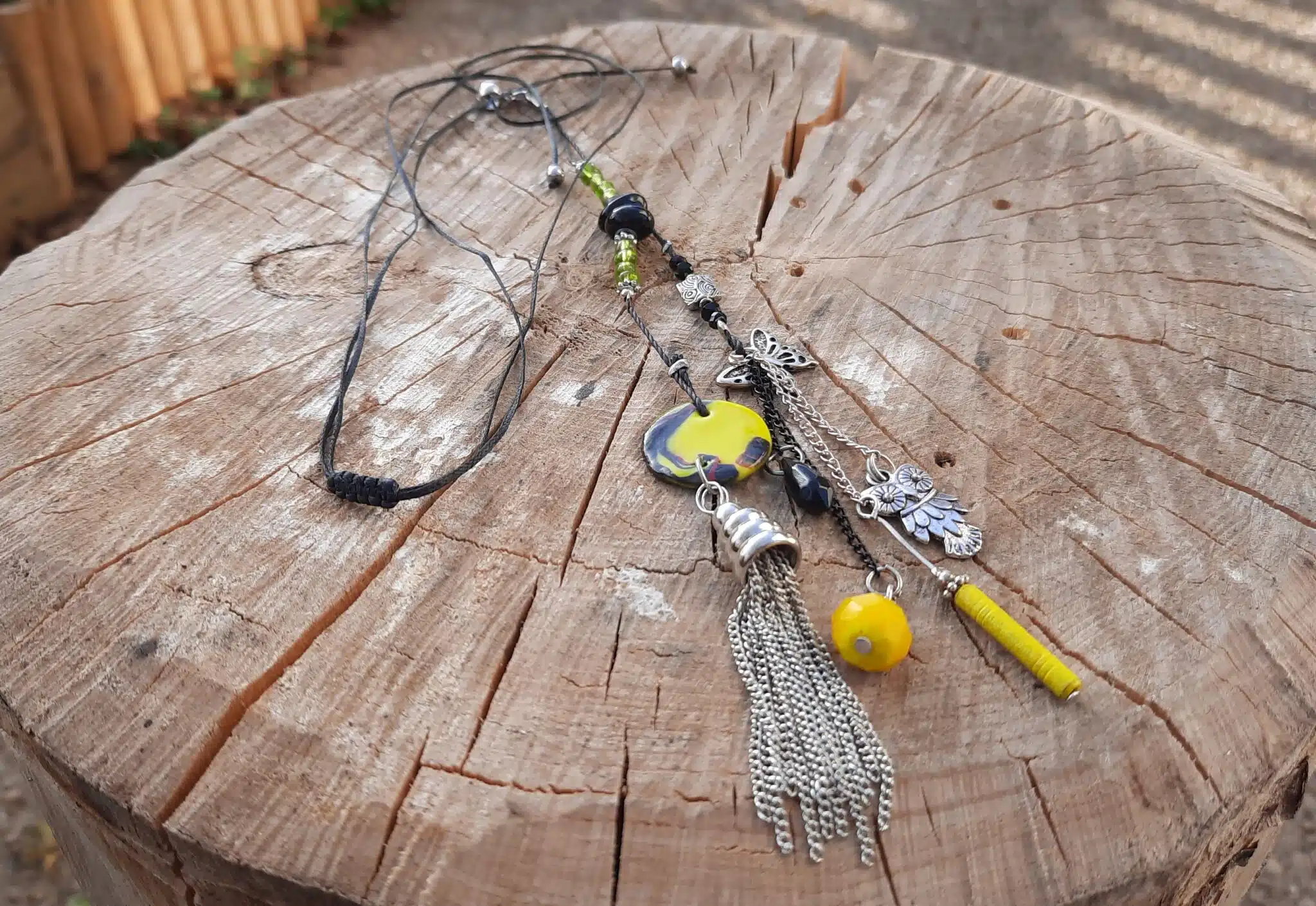 Sautoir pendentif, ajustable, fil de nylon tressé, perle pâte polymère, pompon métal rhodium, breloques de perles fantaisies jaunes – Image 3