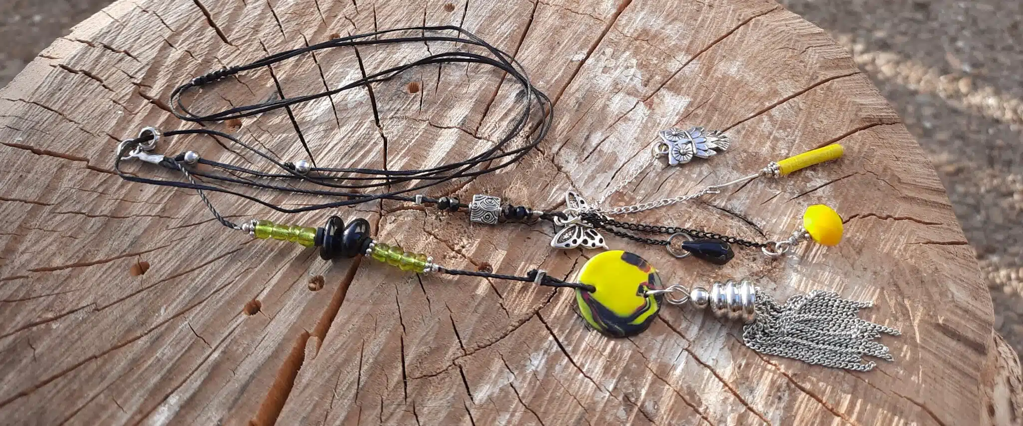 Sautoir pendentif, ajustable, fil de nylon tressé, perle pâte polymère, pompon métal rhodium, breloques de perles fantaisies jaunes – Image 2