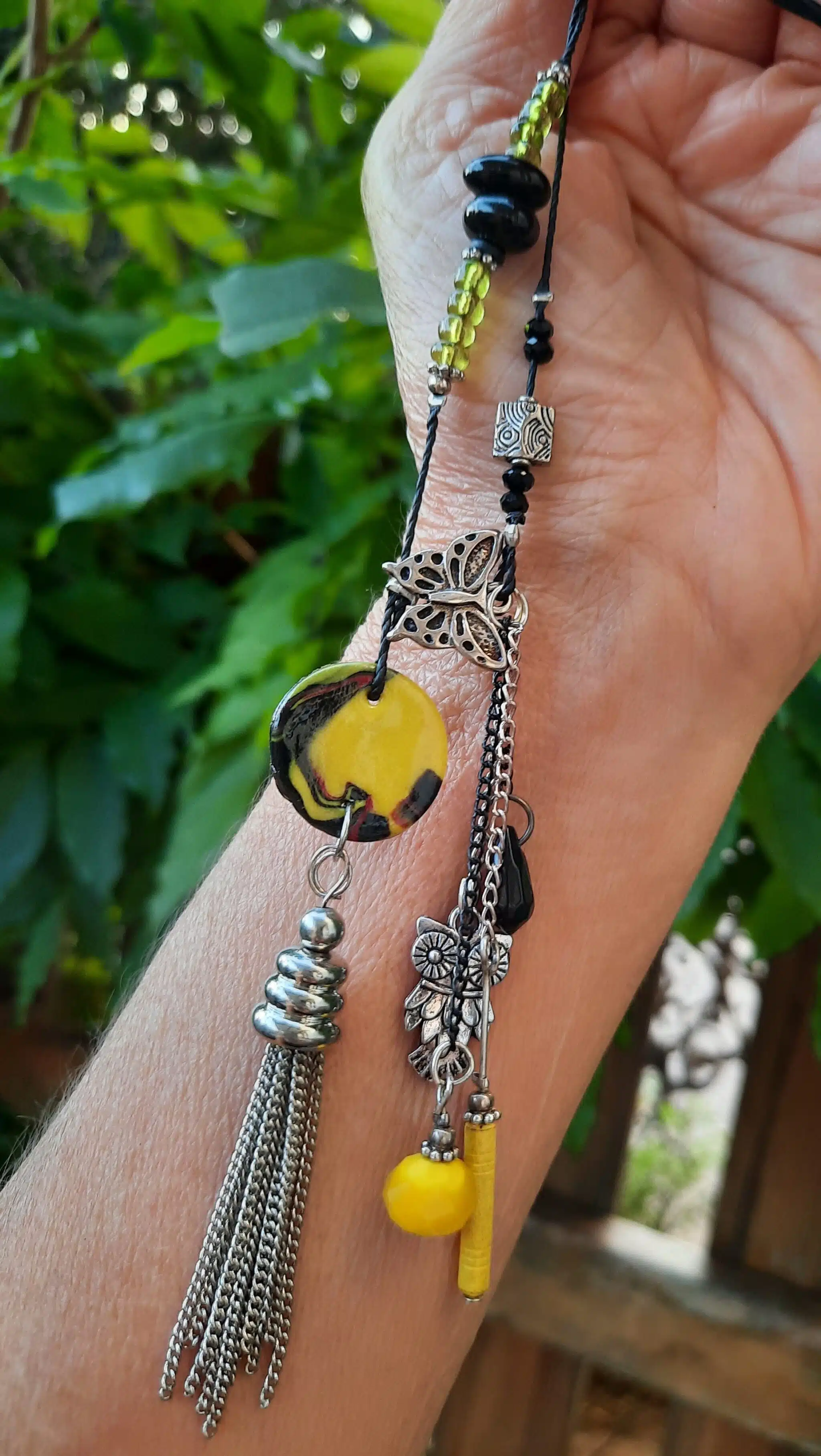 Sautoir pendentif, ajustable, fil de nylon tressé, perle pâte polymère, pompon métal rhodium, breloques de perles fantaisies jaunes