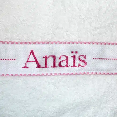Serviette enfant brodée main rose