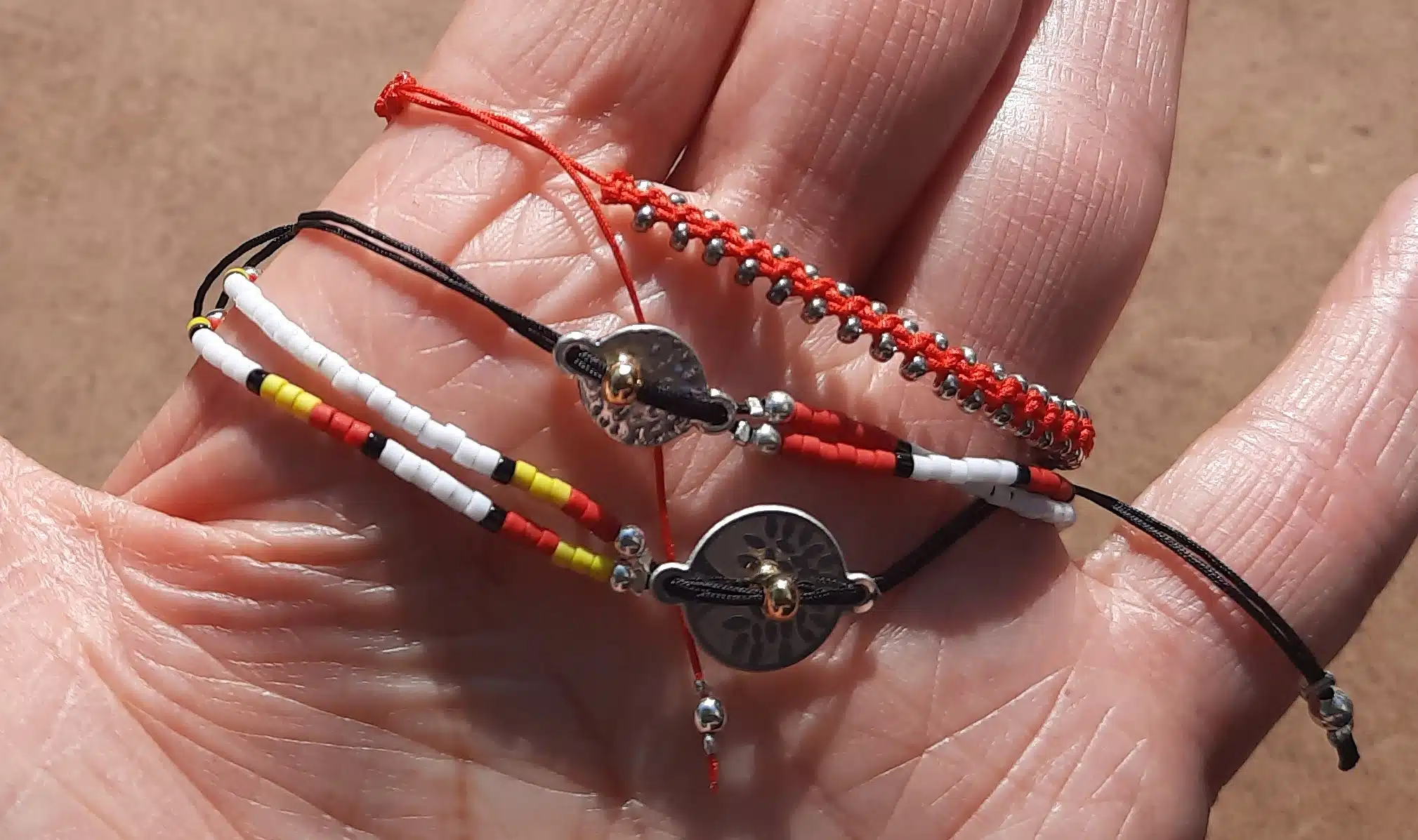 Trio de bracelets ajustables, tissage macramé, perles "Miyuki", breloque "Arbre de vie", multicolores