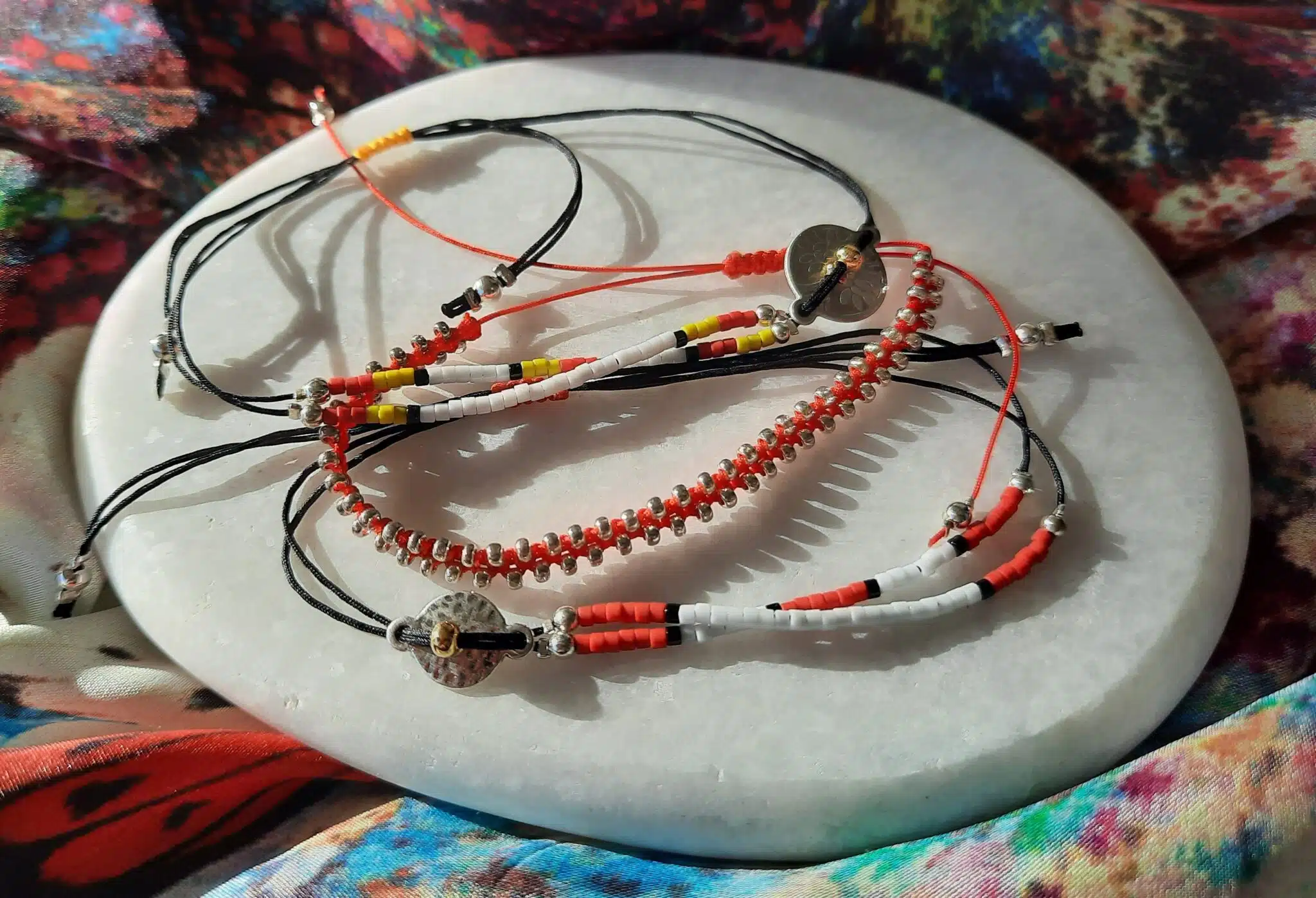 Trio de bracelets ajustables, tissage macramé, perles "Miyuki", breloque "Arbre de vie", multicolores – Image 3