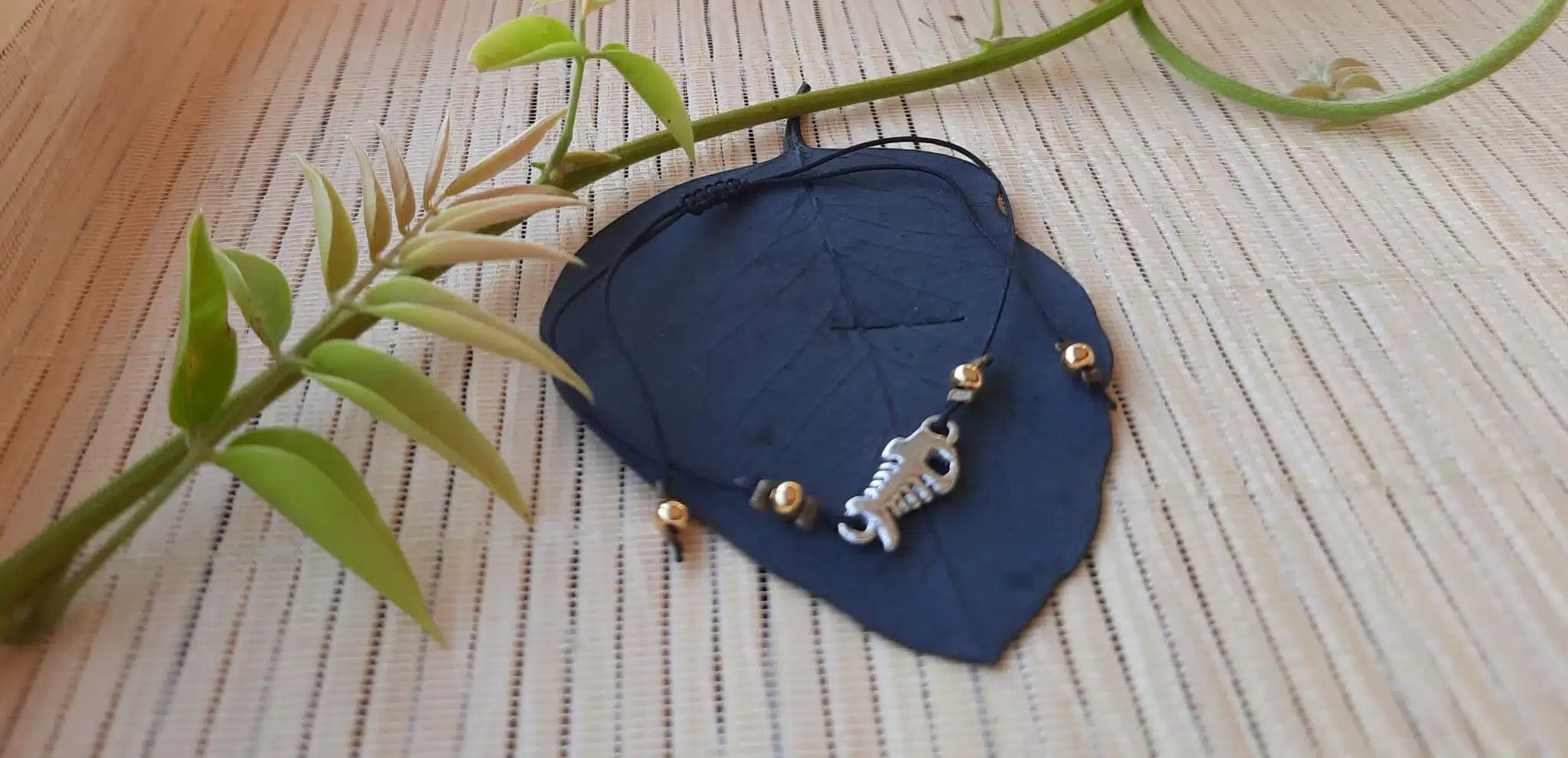 Bracelets fins, ajustables, montés sur fil de nylon tressé, perles plaqué or, estampes filigranes en acier inoxydable, trèfle à quatre feuilles, arêtes de poisson – Image 7