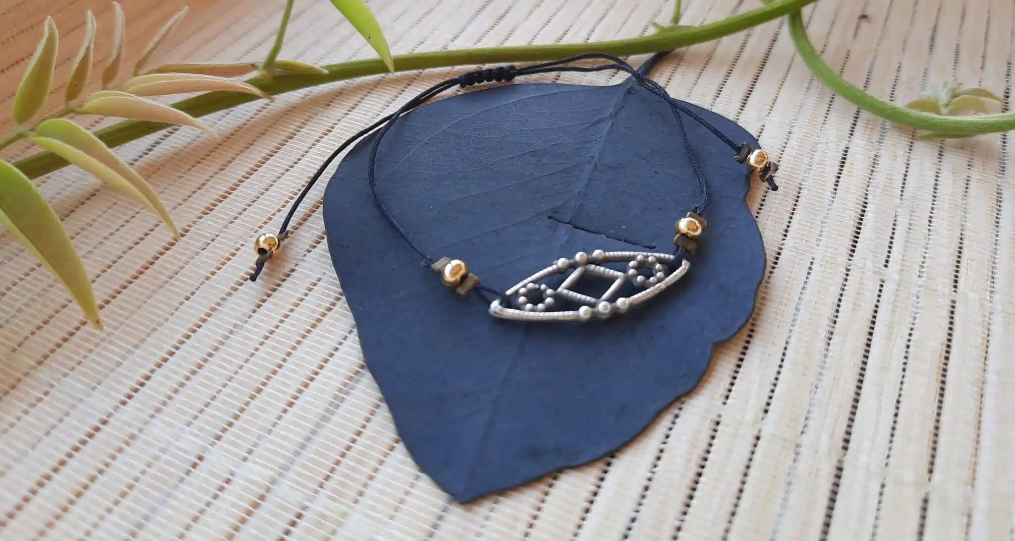 Bracelets fins, ajustables, montés sur fil de nylon tressé, perles plaqué or, estampes filigranes en acier inoxydable, trèfle à quatre feuilles, arêtes de poisson – Image 8