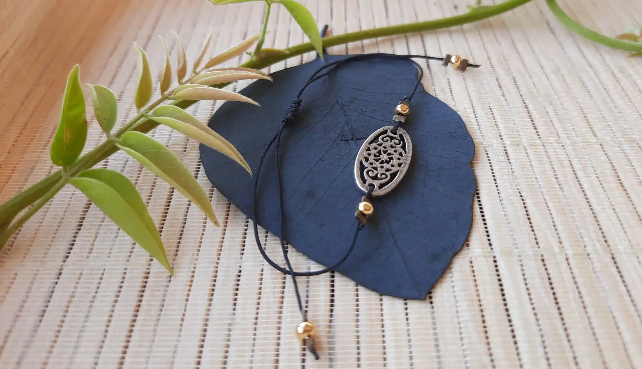 Bracelets fins, ajustables, montés sur fil de nylon tressé, perles plaqué or, estampes filigranes en acier inoxydable, trèfle à quatre feuilles, arêtes de poisson – Image 4