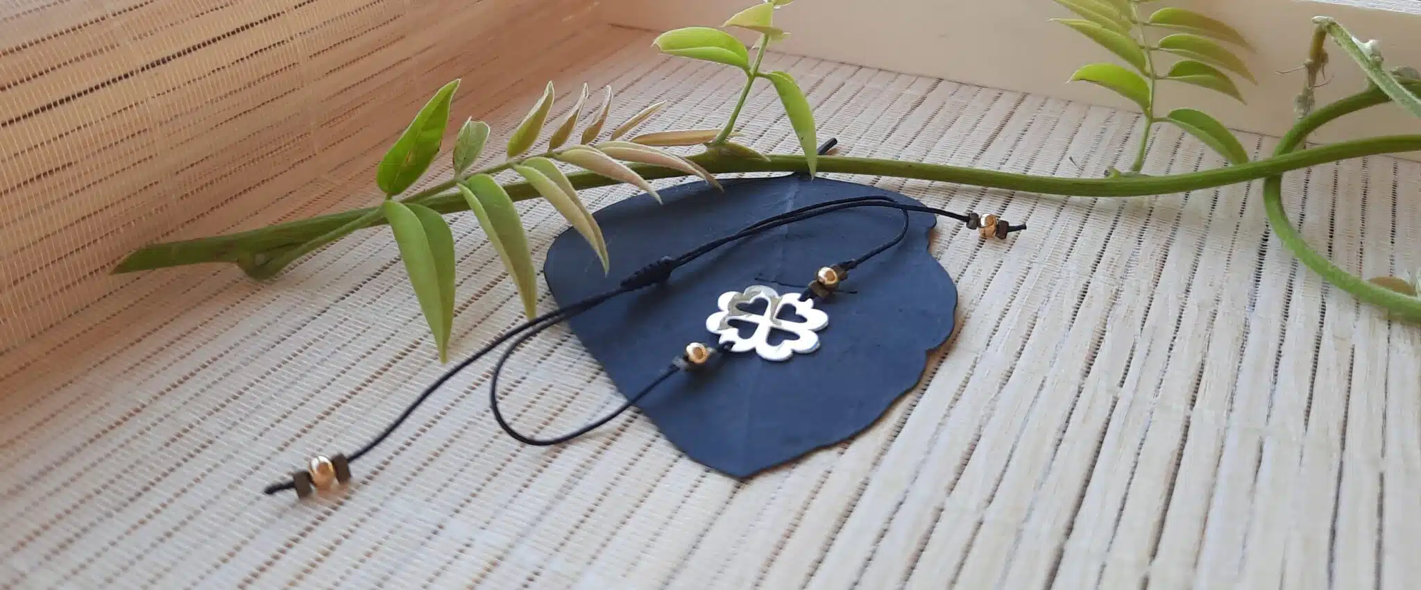 Bracelets fins, ajustables, montés sur fil de nylon tressé, perles plaqué or, estampes filigranes en acier inoxydable, trèfle à quatre feuilles, arêtes de poisson – Image 6