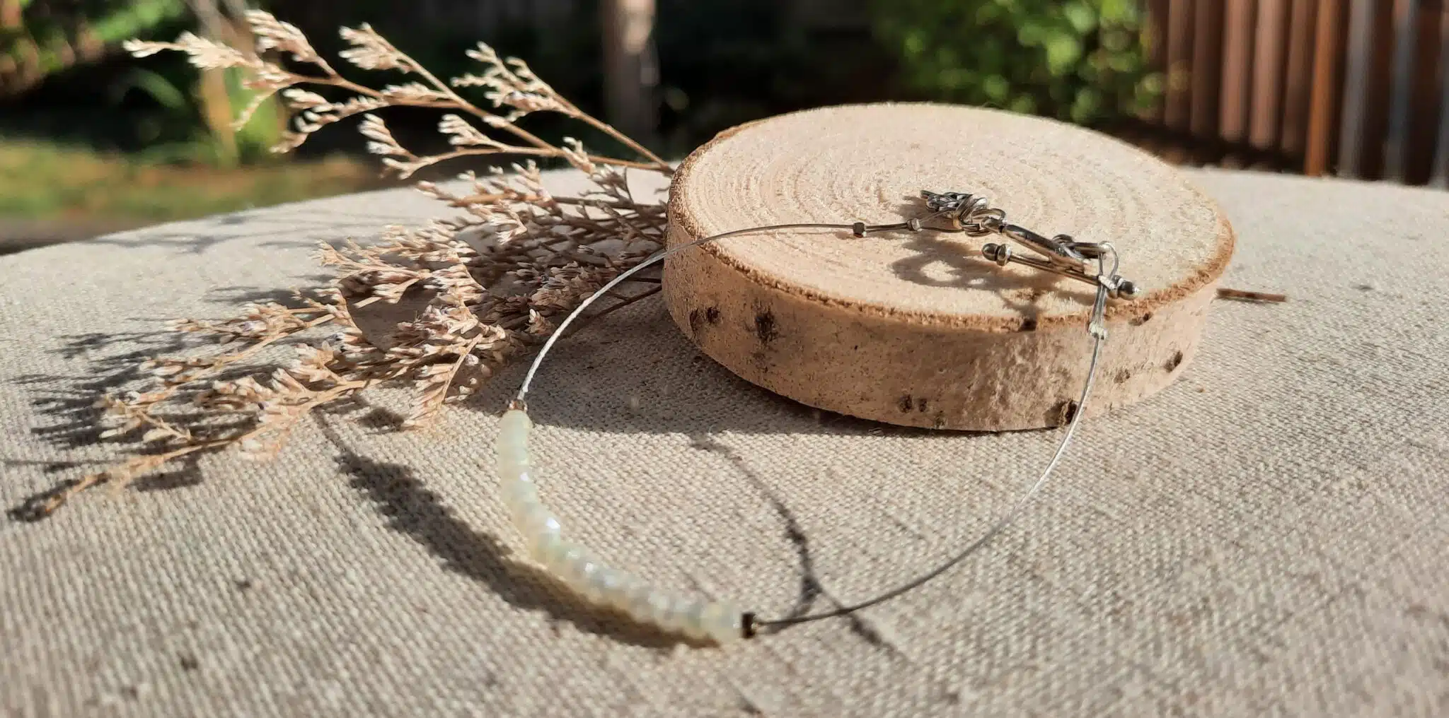 Bracelets fins et délicats, montés sur fil câblé acier, perles toupies en verre, perles cristal à facettes, breloques acier, breloques pompons – Image 9