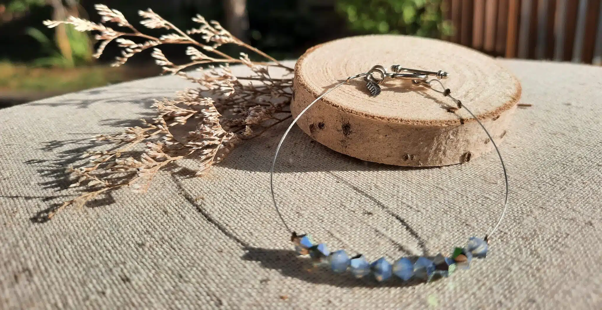 Bracelets fins et délicats, montés sur fil câblé acier, perles toupies en verre, perles cristal à facettes, breloques acier, breloques pompons – Image 7
