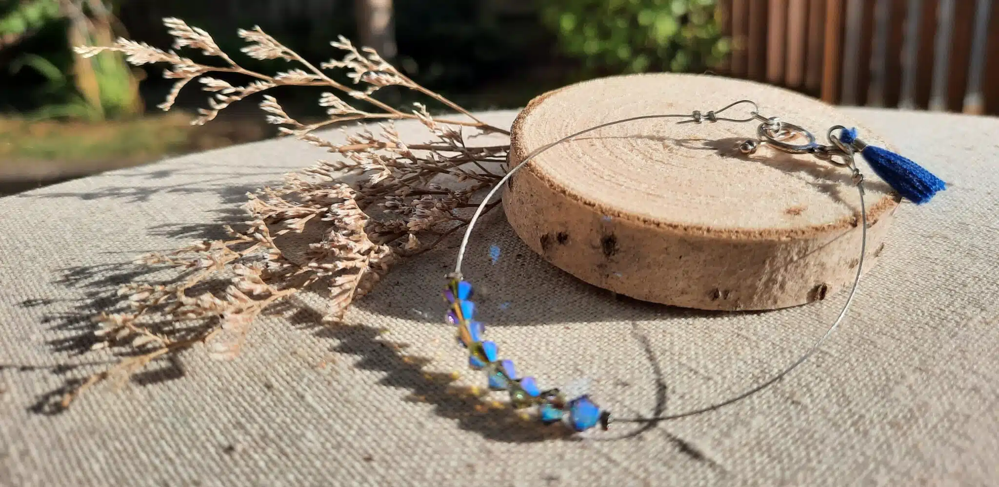 Bracelets fins et délicats, montés sur fil câblé acier, perles toupies en verre, perles cristal à facettes, breloques acier, breloques pompons – Image 11