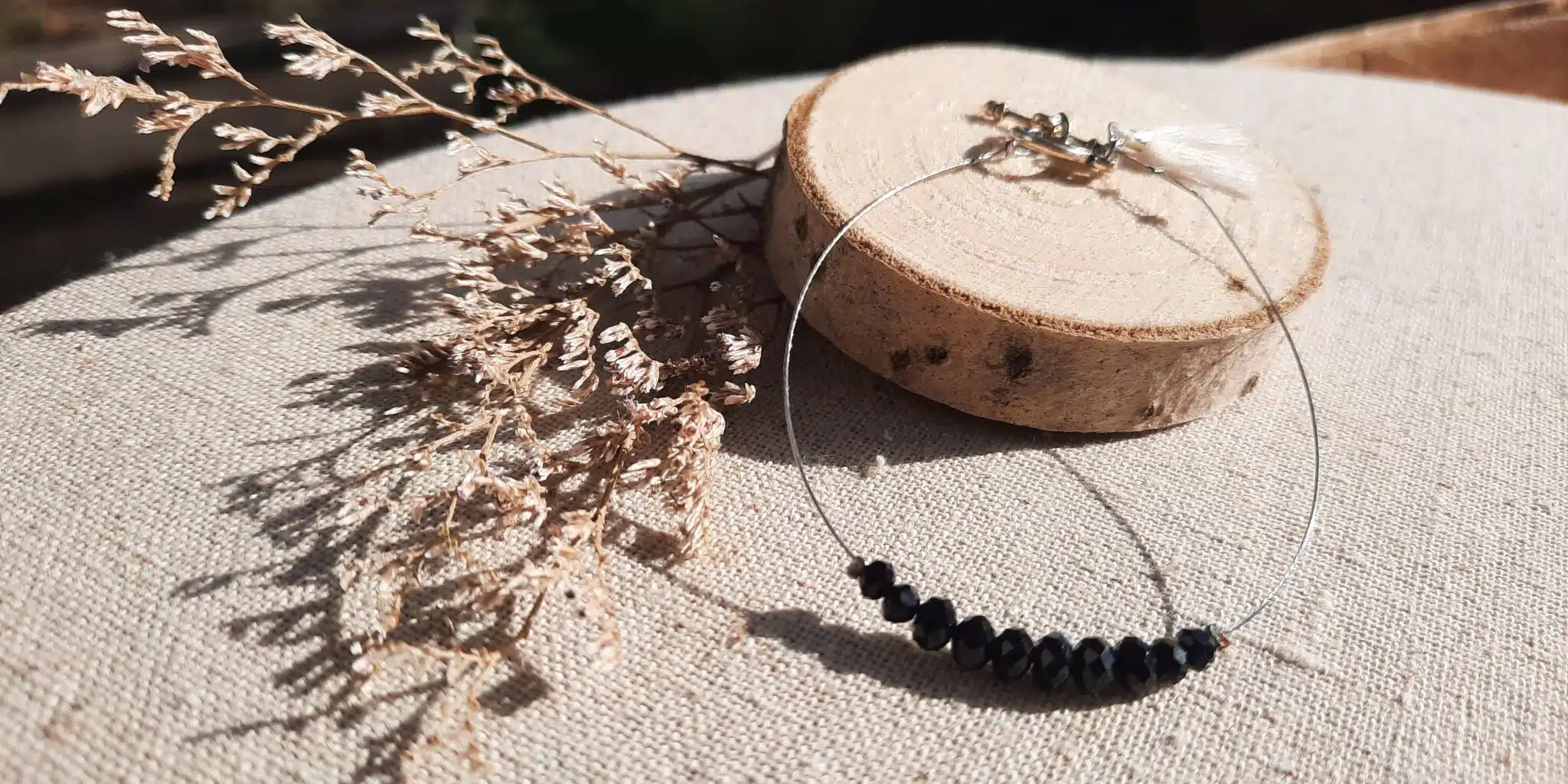 Bracelets fins et délicats, montés sur fil câblé acier, perles toupies en verre, perles cristal à facettes, breloques acier, breloques pompons – Image 6
