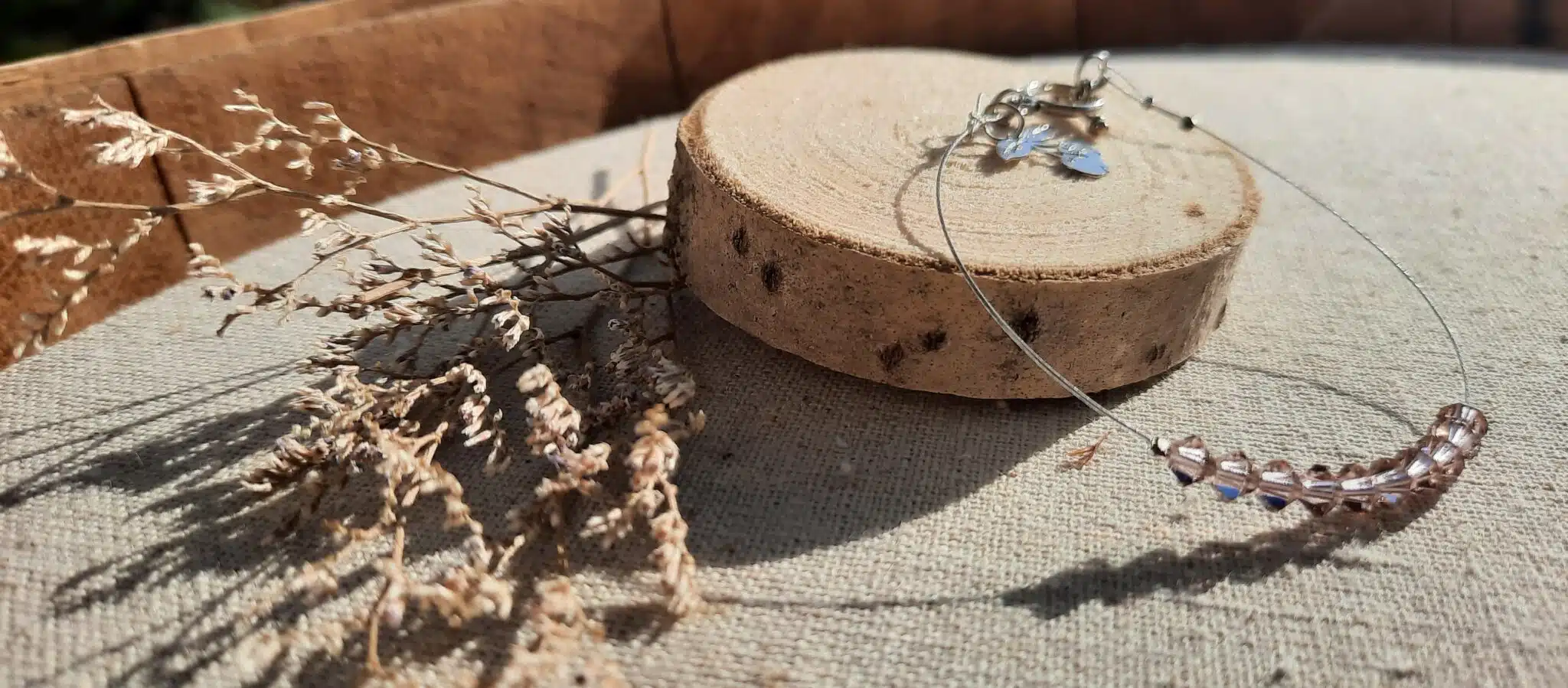 Bracelets fins et délicats, montés sur fil câblé acier, perles toupies en verre, perles cristal à facettes, breloques acier, breloques pompons – Image 10