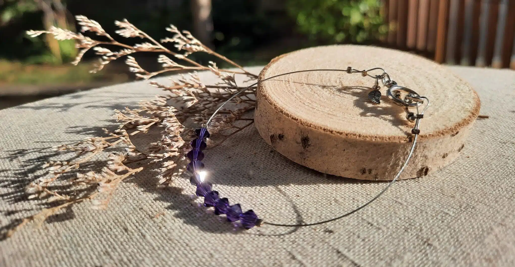 Bracelets fins et délicats, montés sur fil câblé acier, perles toupies en verre, perles cristal à facettes, breloques acier, breloques pompons – Image 8