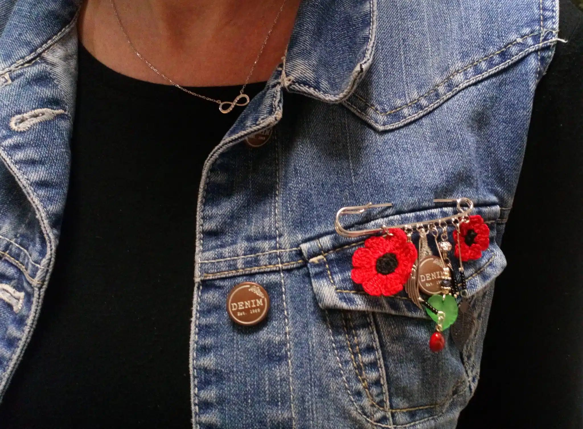 Broches "épingle" champêtres, fleurs au crochet, breloques perles fantaisies