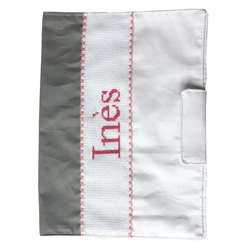 protège carnet de santé personnalisable brodé main gris rose