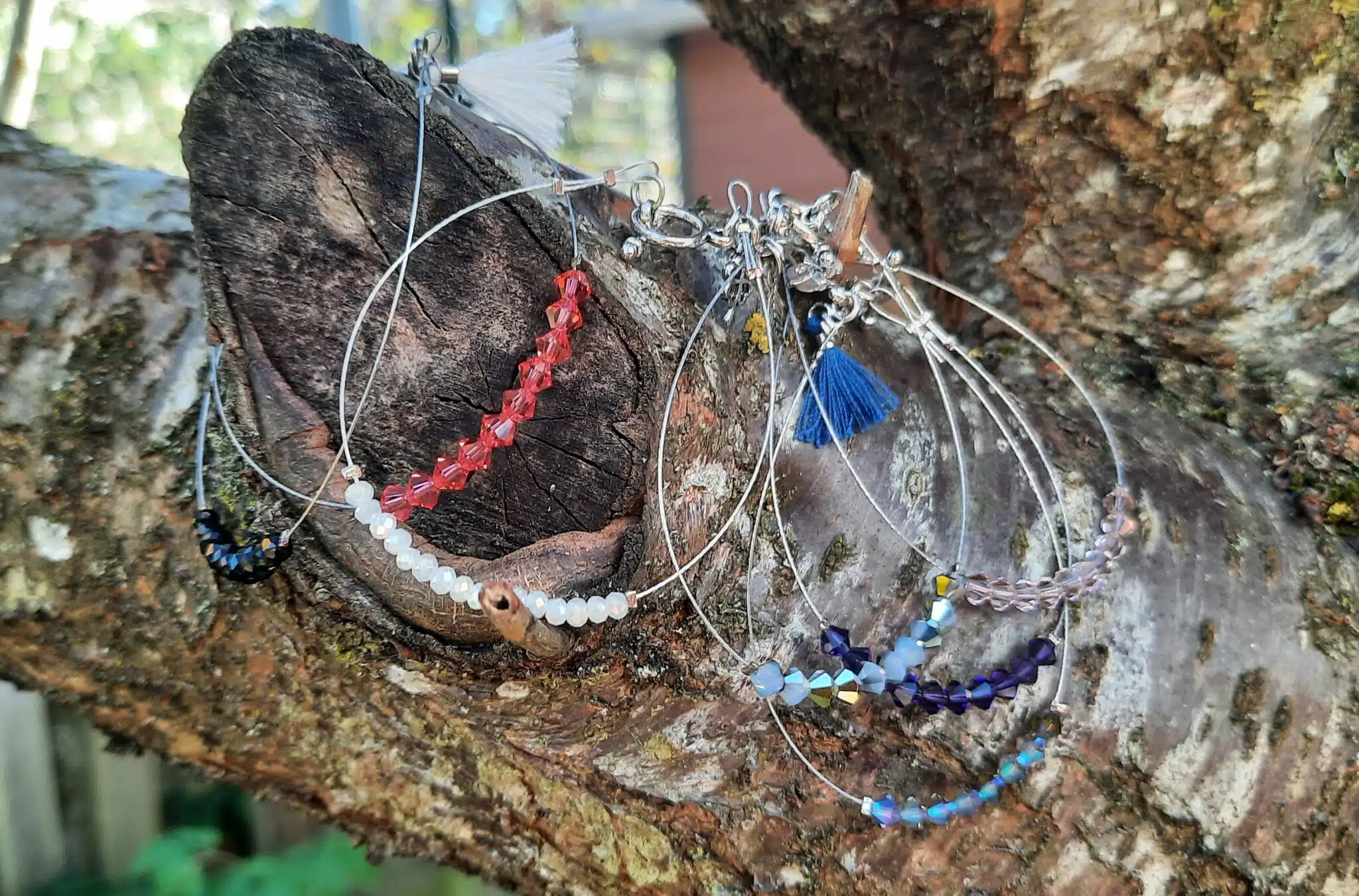 Bracelets fins et délicats, montés sur fil câblé acier, perles toupies en verre, perles cristal à facettes, breloques acier, breloques pompons – Image 4
