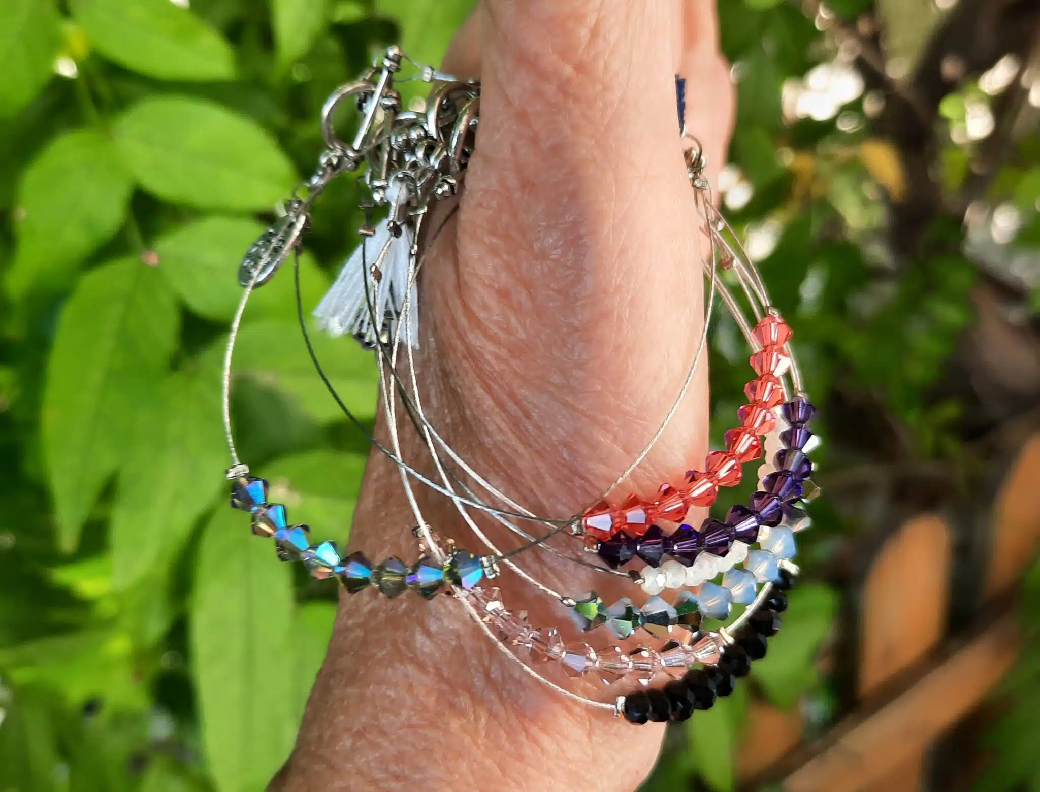 Bracelets fins et délicats, montés sur fil câblé acier, perles toupies en verre, perles cristal à facettes, breloques acier, breloques pompons – Image 2