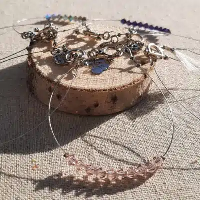 Bracelets fins et délicats, montés sur fil câblé acier, perles toupies en verre, perles cristal à facettes, breloques acier, breloques pompons