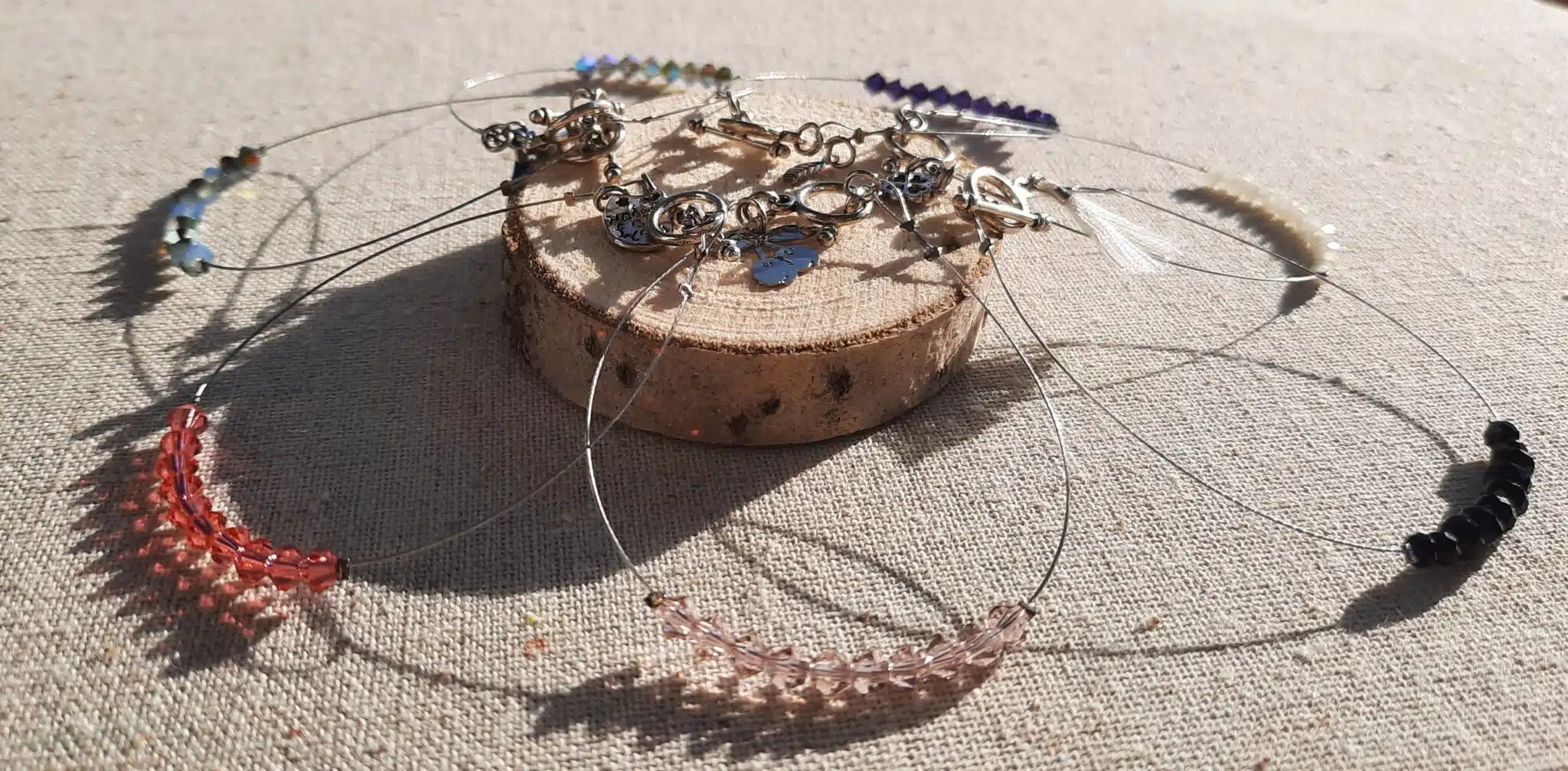 Bracelets fins et délicats, montés sur fil câblé acier, perles toupies en verre, perles cristal à facettes, breloques acier, breloques pompons