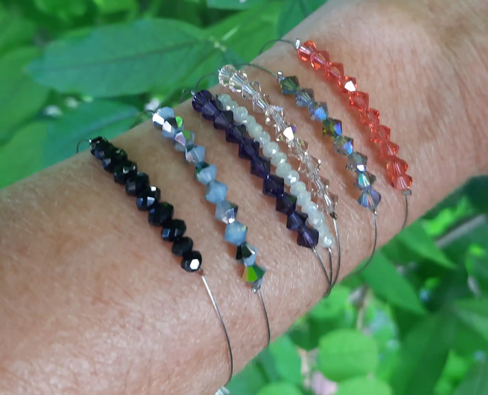 Bracelets fins et délicats, montés sur fil câblé acier, perles toupies en verre, perles cristal à facettes, breloques acier, breloques pompons – Image 3