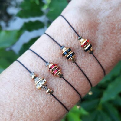 Bracelets fins et délicats, ajustables, montés sur fil de nylon tressé, perles rondelles strass dorés, perles toupies Swarovski, perles rondes plaqué or