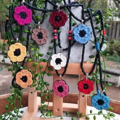 Colliers ras du cou, pendentifs fleurs crochetées, perles rocailles bois noires, perles fantaisies, fermoirs toggle argentés