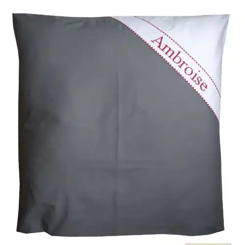 Taie d'oreiller brodée main personnalisable gris rouge