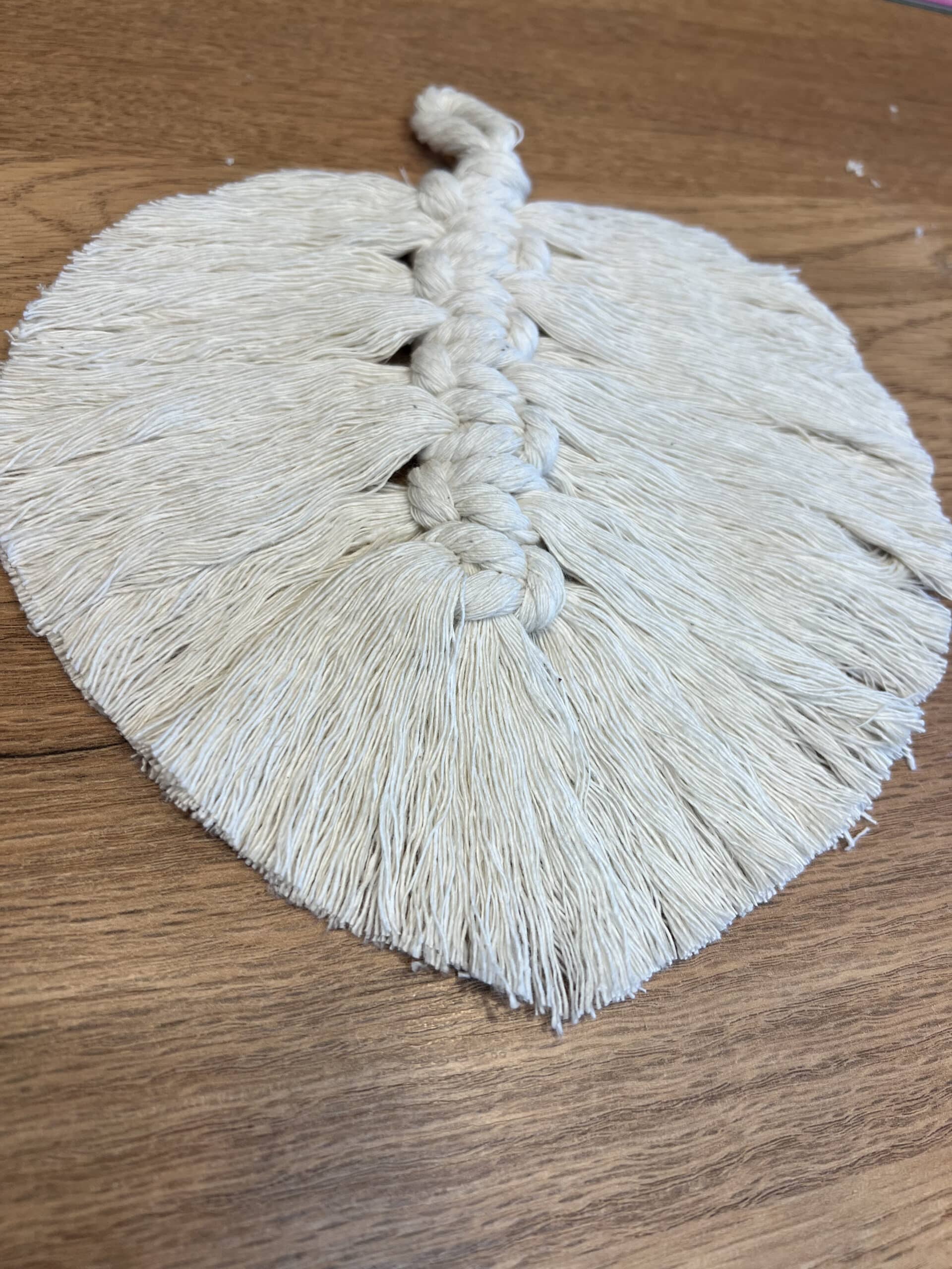 DIY : réaliser une feuille en macramé  Chapeau crochet, Comment nouer une  écharpe, Macramé