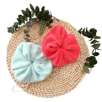 Fleur de douche en micro éponge de bambou. Cordelette de suspension.