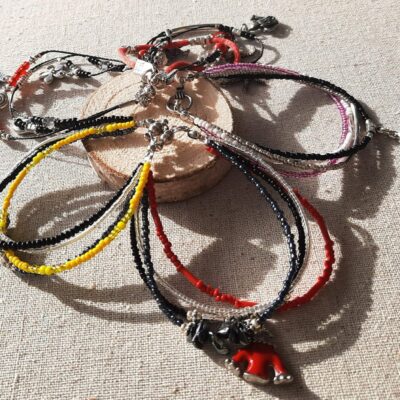 Bracelets fantaisies quatre tours, fil câble, fil nylon, perles rocailles et breloques