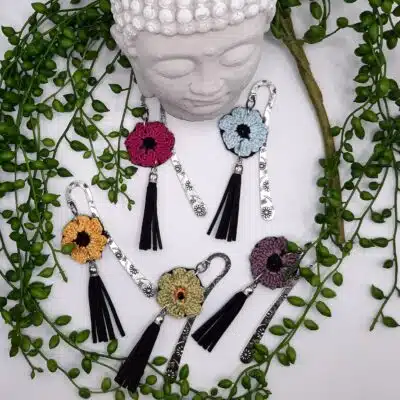 Marque-pages au choix, fleur au crochet, pompon noir feutrine